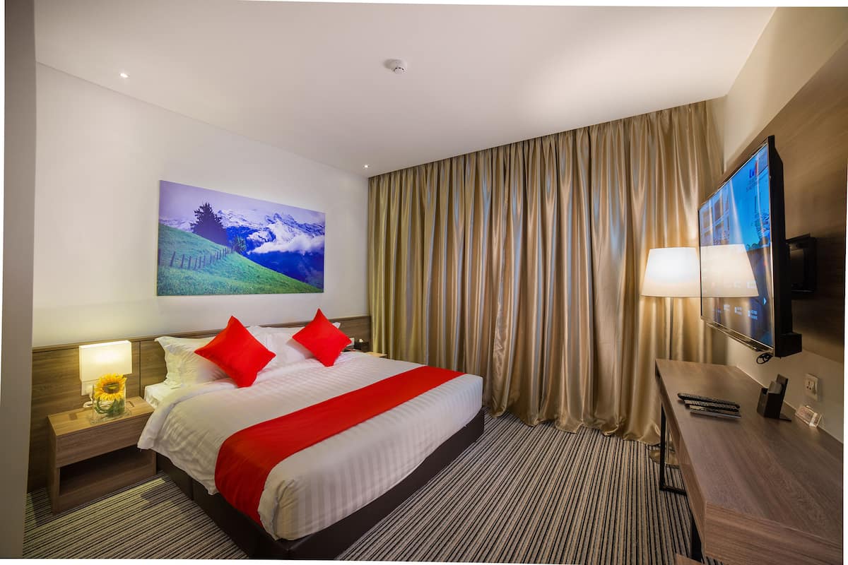 In-room safe, desk, WiFi (free), bed sheets