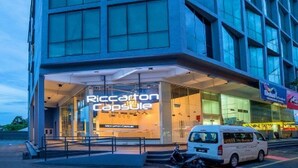 Ein modernes Gebäude mit einem markanten Eingang, der „Riccarton Capsule“ zeigt.