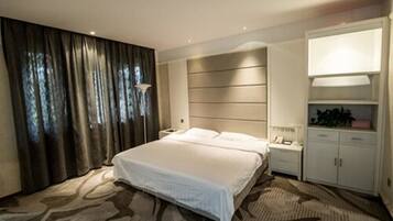 In-room safe, desk, iron/ironing board, free WiFi