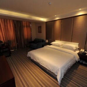 In-room safe, desk, iron/ironing board, free WiFi - Queens Palace (Wuhan)