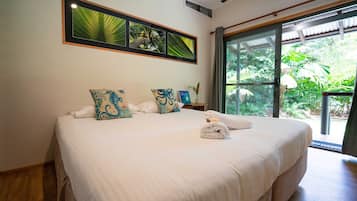 Safari Hut King | Free WiFi, bed sheets