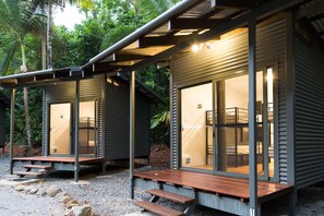 Safari Hut Quad | Free WiFi, bed sheets - Safari Lodge (Cape Tribulation)
