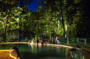 Una piscina al aire libre, sillones reclinables de piscina