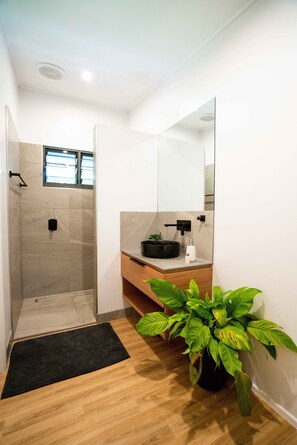 Safari Hut King | Bathroom | Towels
