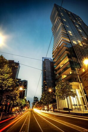 施設の正面 (日没後)