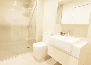 One Bedroom - Executive | Bathroom | Shower, free toiletries, hair dryer, towels - Apartment 101 (Melbourne)