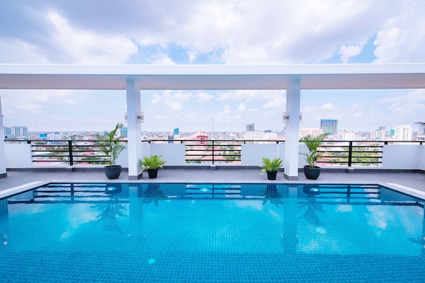Una piscina al aire libre