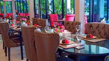 Breakfast, lunch, dinner served; Thai cuisine