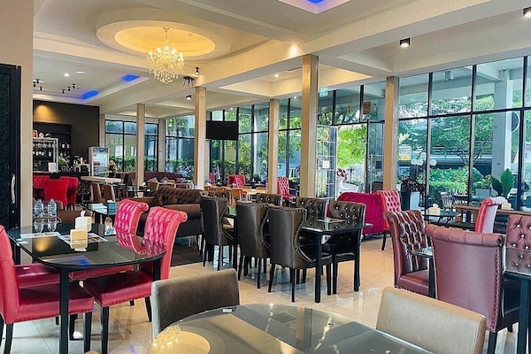 Breakfast, lunch, dinner served; Thai cuisine