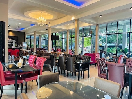 Breakfast, lunch and dinner served. Pongsakorn Boutique Resort