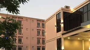 Un edificio moderno con fachada de vidrio, techo plano y balcón.
