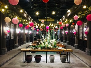 2 restaurants, breakfast, lunch, dinner served; Chinese cuisine 