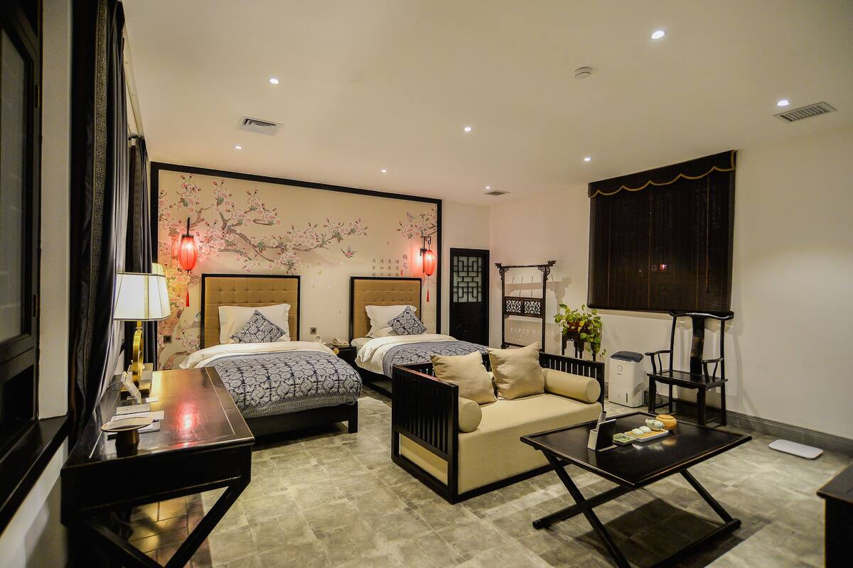 Signature Twin Room | Bathroom | Shower, free toiletries, hair dryer, slippers