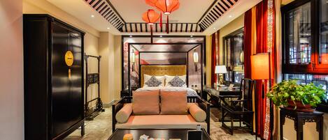 Gallery Double Room | Minibar, in-room safe, desk, blackout drapes