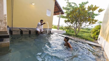 Kolam renang indoor