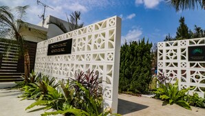 Een witte sierhek met een bordje waarop 'United Resort' en 'Thoroughfare A' staat.