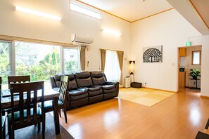 Nhà Cao cấp | 2 phòng ngủ, nệm cao su hoạt tính (memory foam), màn/rèm cản sáng 