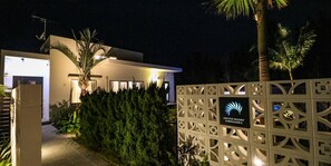 Façade de l’hébergement - soirée/nuit