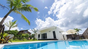 Luxury House | 2 bedrooms, memory foam beds, blackout drapes, iron/ironing board