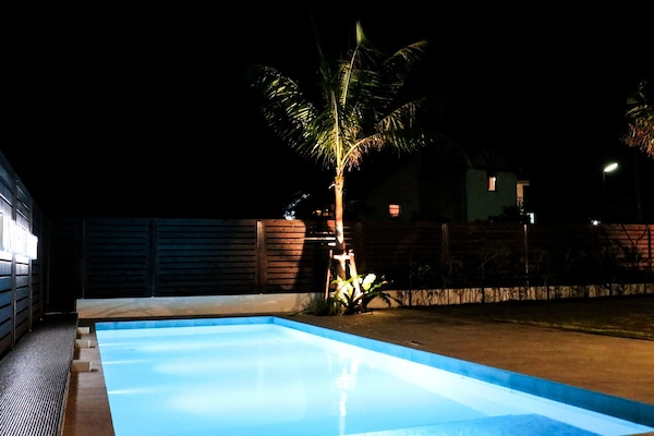 Una piscina cubierta, sombrillas