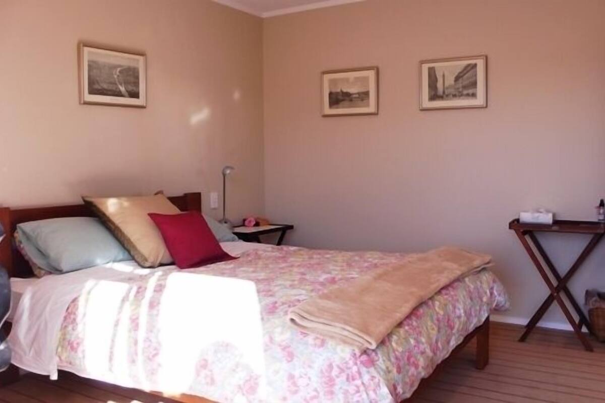 Casa de campo Deluxe, vista al jardín | 1 habitación, ropa de cama de alta calidad y escritorio