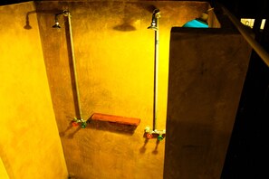 Shared Dormitory | 浴室 | 淋浴設備、免費盥洗用品、毛巾