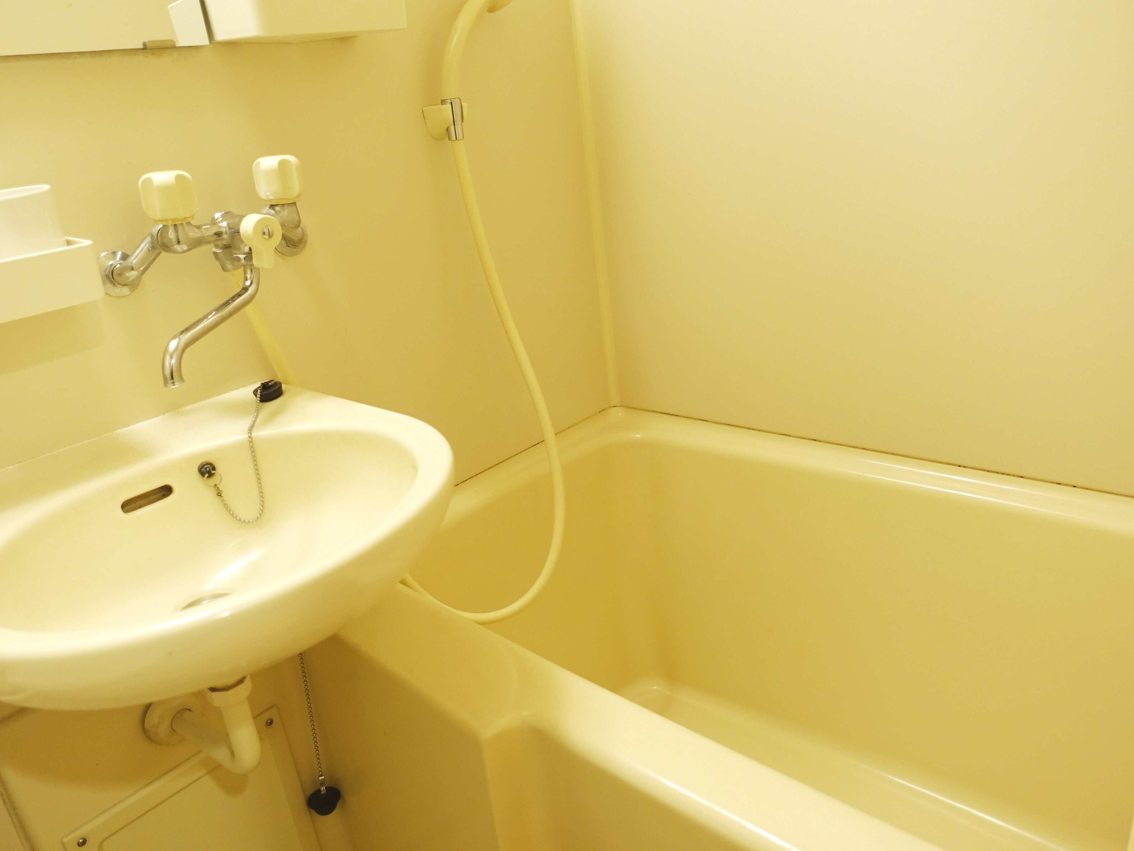 combined shower/bathtub, free toiletries, hair dryer, slippers