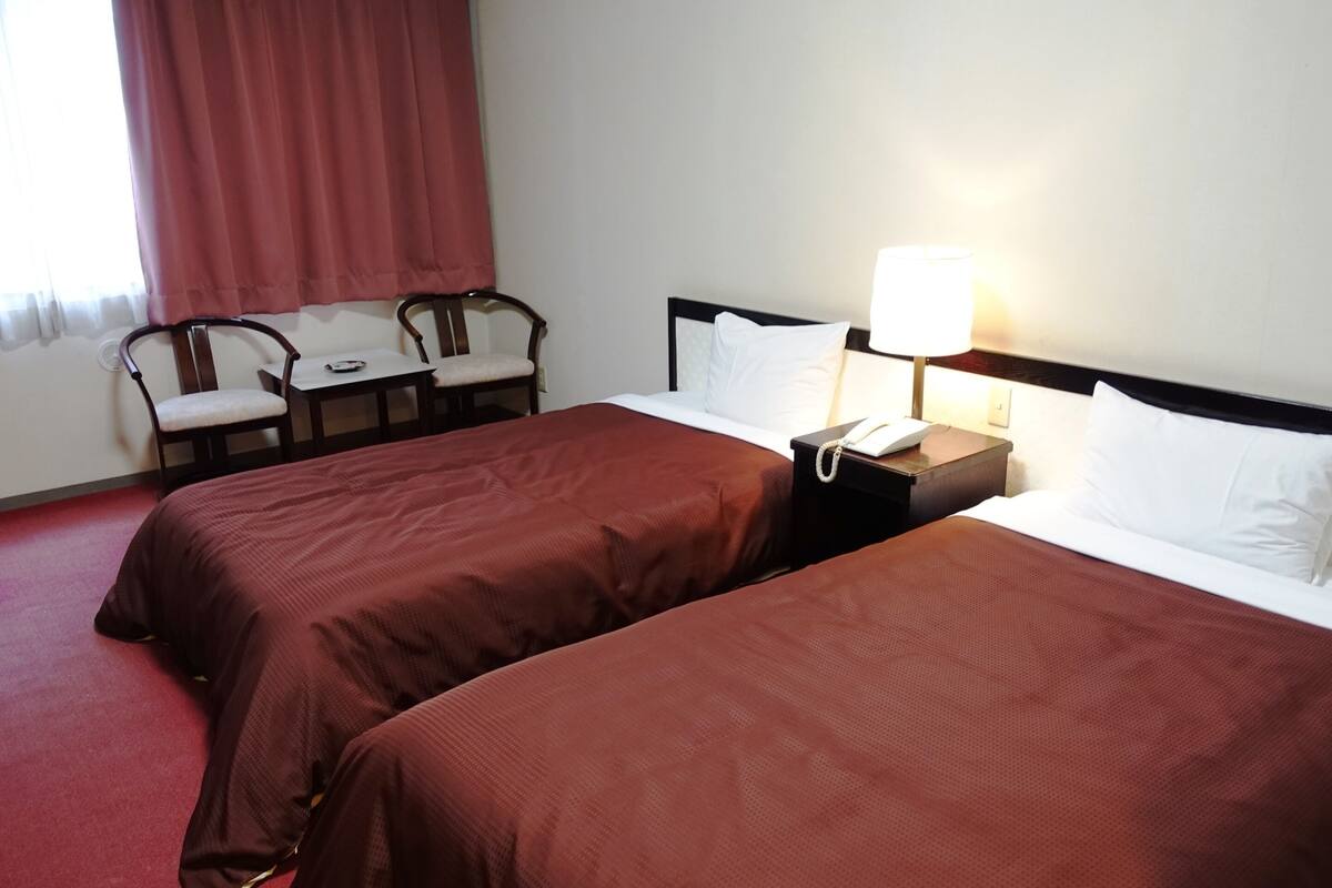 basic twin room | in-room safe, soundproofing, free wifi