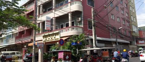 Vista frontal de la propiedad