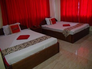 Desk, free WiFi - Hong Phann Guest House (Phnom Penh)