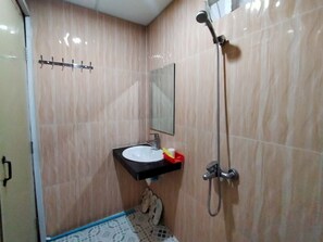 Twin Room (Air Conditioning) | Bathroom | Shower, free toiletries, towels - Hong Phann Guest House (Phnom Penh)