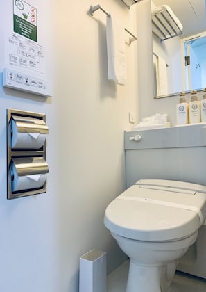 Suihkun ja ammeen yhdistelmä, ilmaiset hygieniatuotteet, hiustenkuivaaja