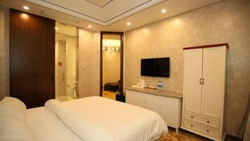 Suite empresarial | Sala de estar | Televisión LCD de 55 pulgadas con canales por cable y televisión