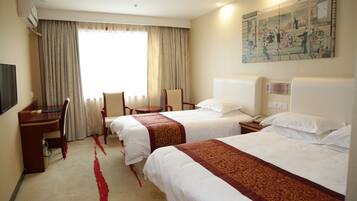 Habitación familiar | Minibar, caja de seguridad en la habitación y decoración personalizada