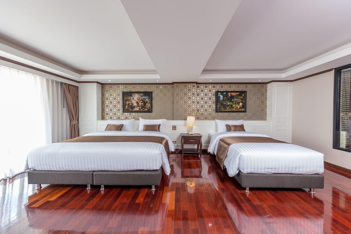 Premier Corner Room | 2 camere, minibar, una cassaforte in camera, tende oscuranti
