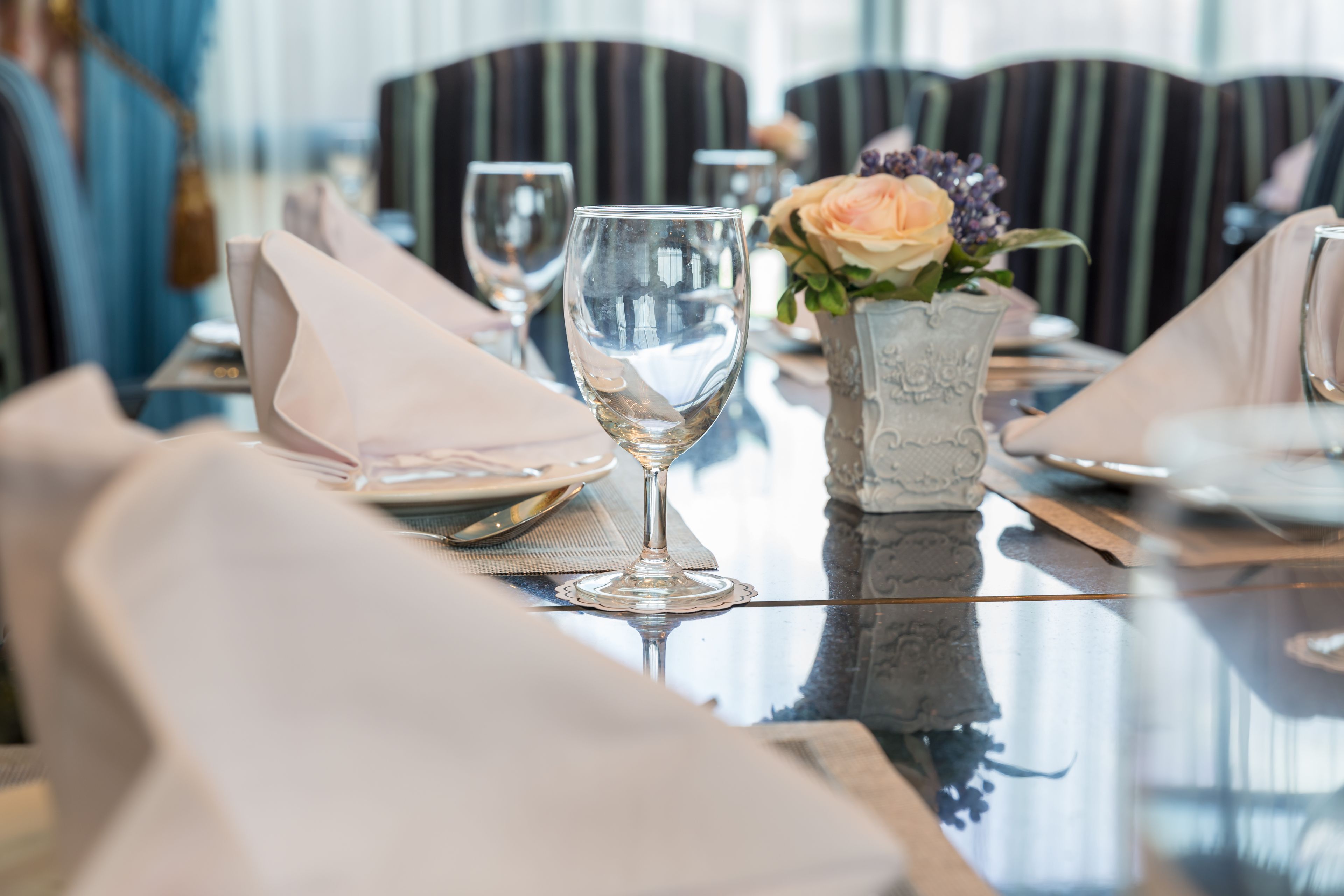 breakfast, lunch, dinner served; international cuisine