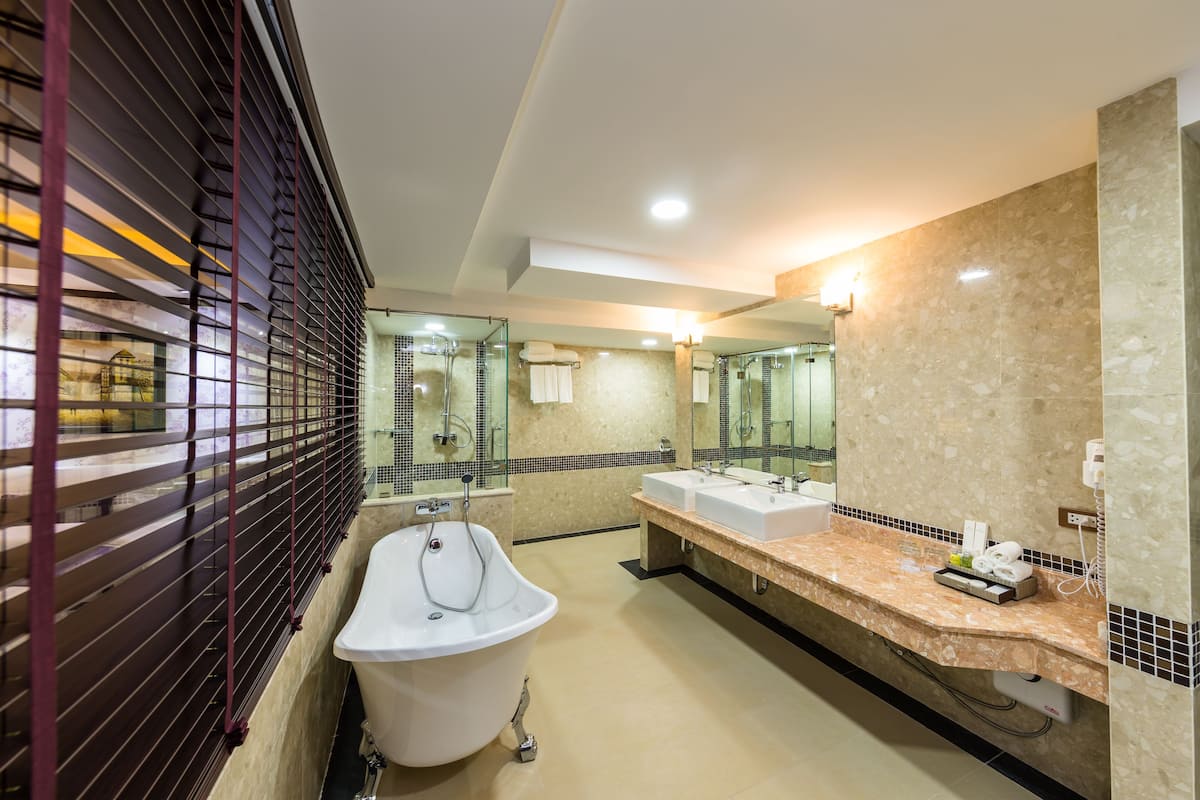 premier suite | bathroom | free toiletries, hair dryer, bathrobes, slippers
