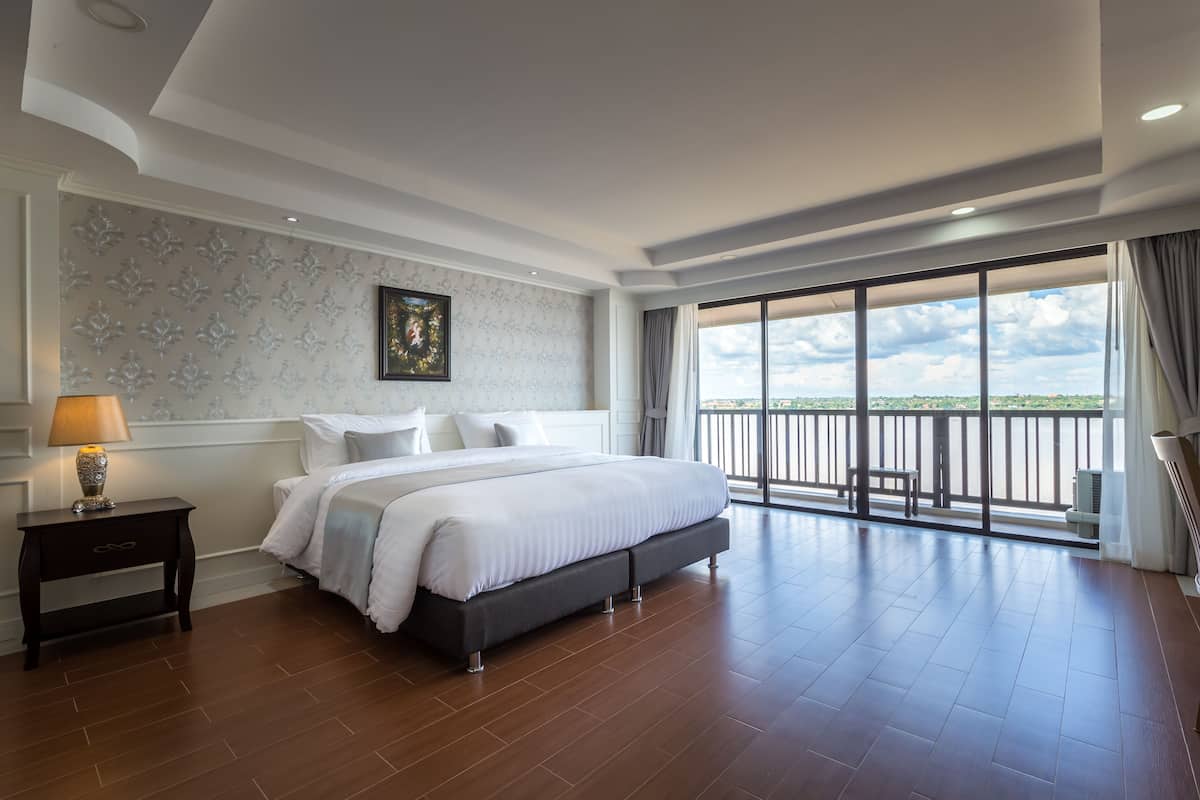 deluxe double room | minibar, in-room safe, blackout curtains, free wifi