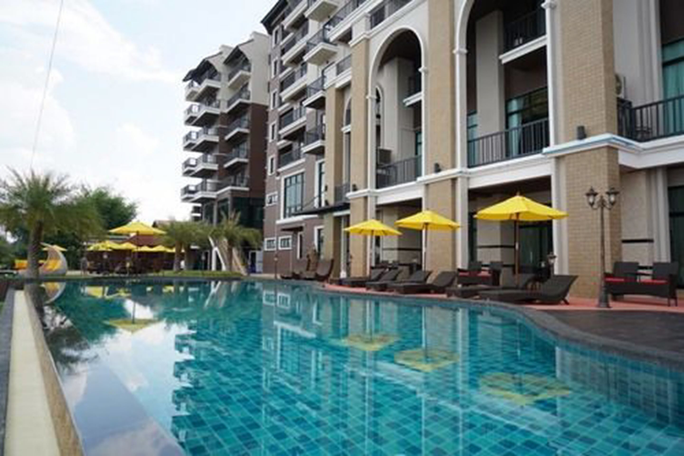 outdoor pool, pool loungers