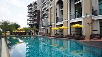 Outdoor pool, pool loungers