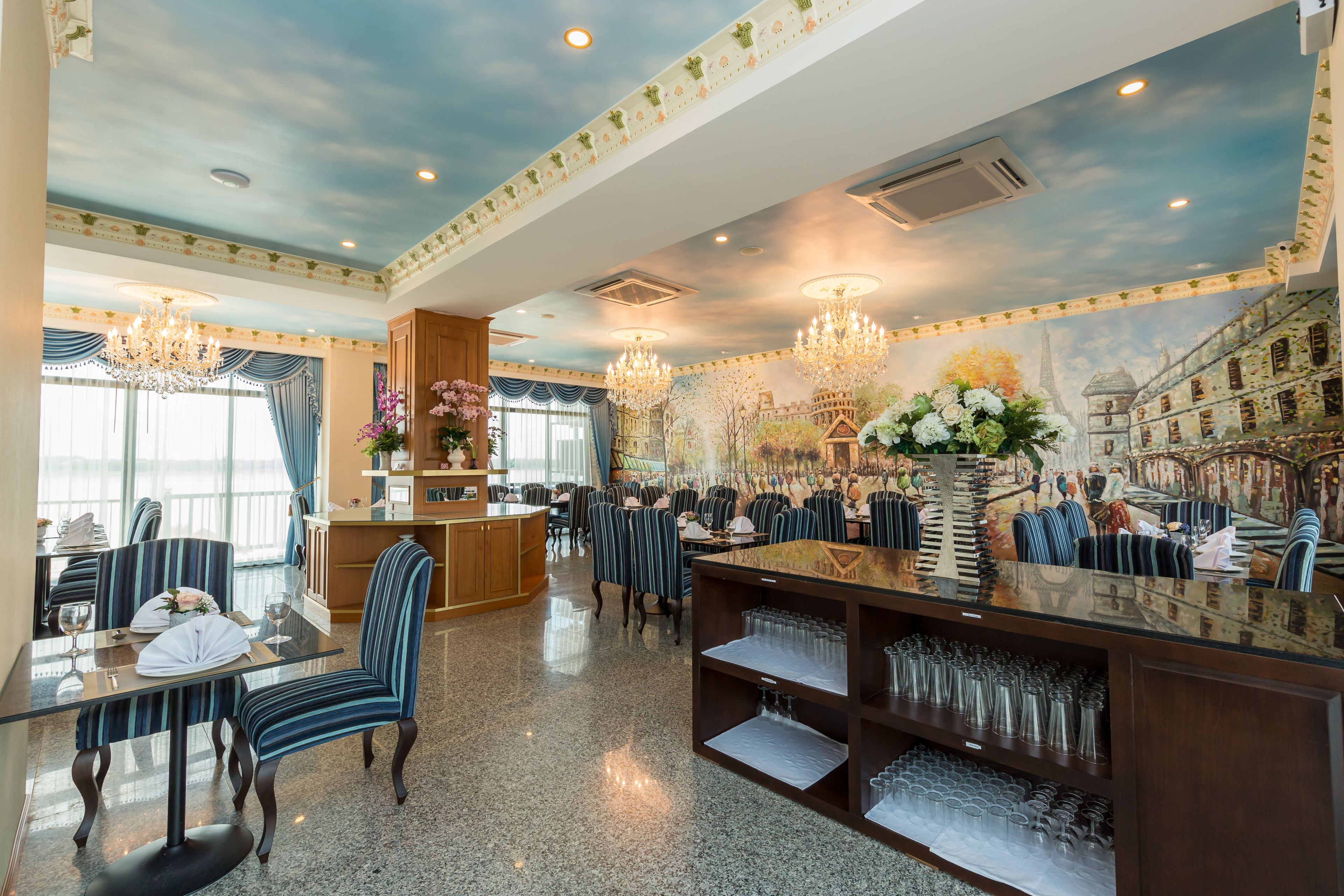 breakfast, lunch, dinner served; international cuisine