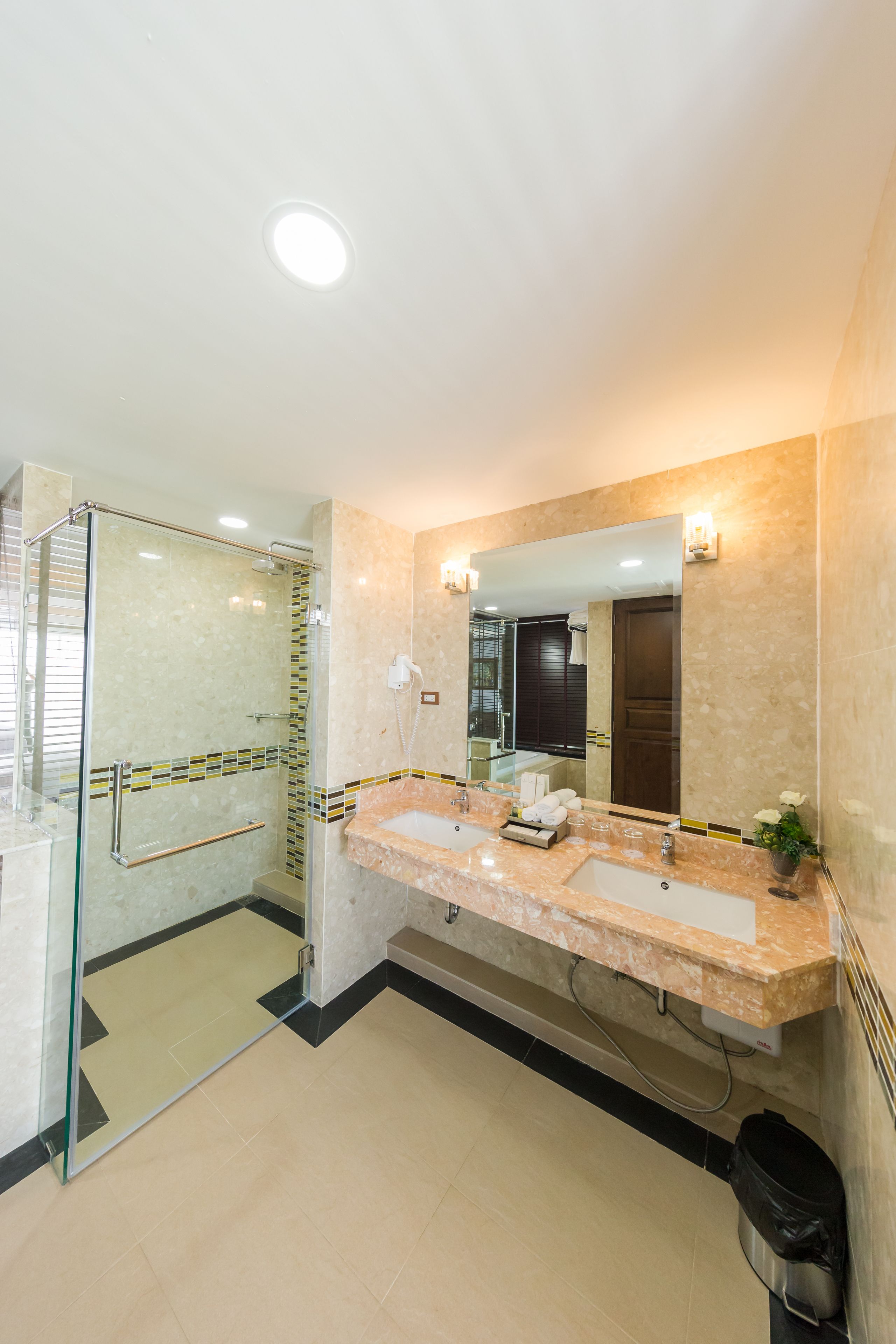 deluxe double room | bathroom | free toiletries, hair dryer, bathrobes, slippers