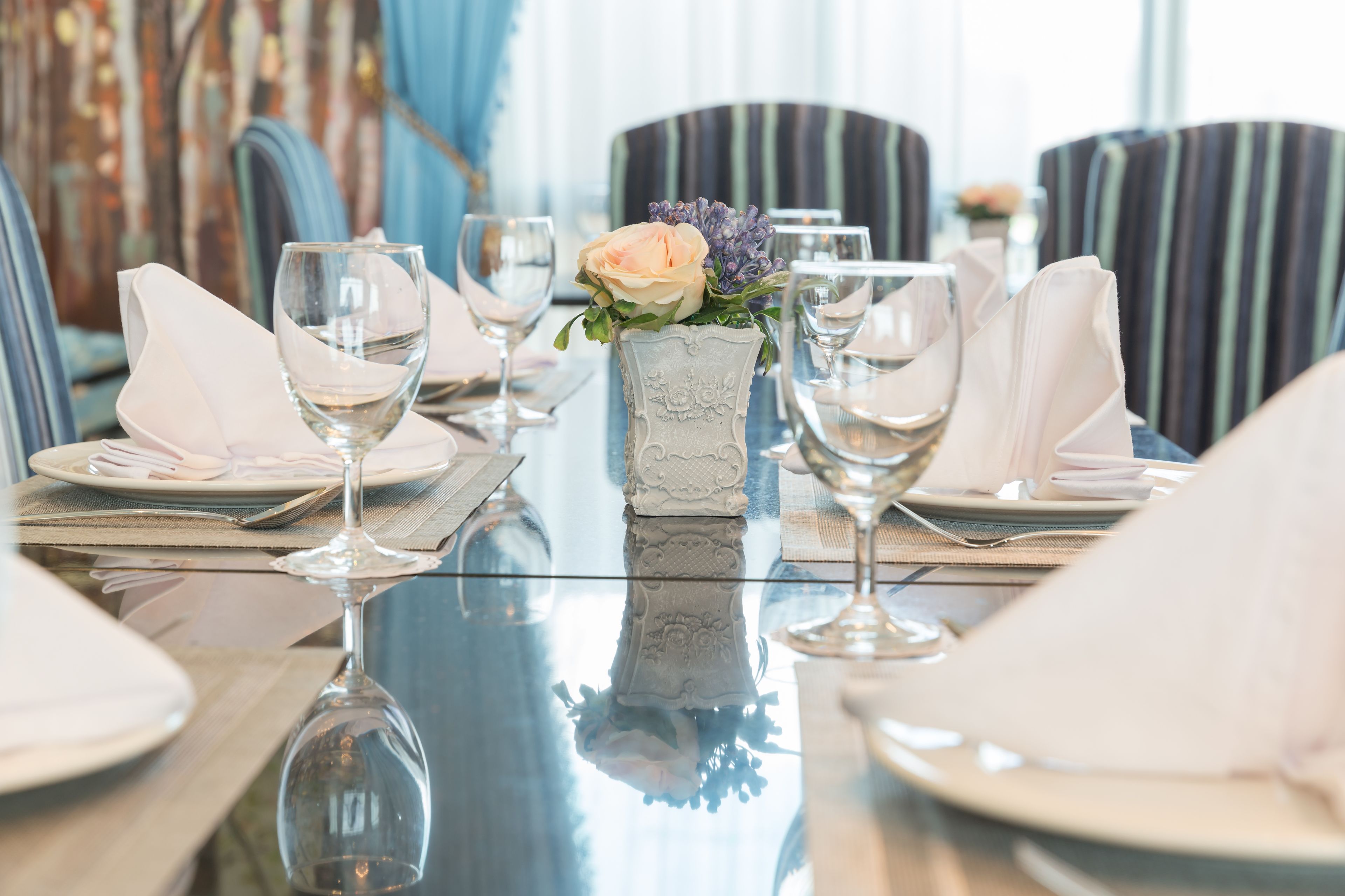 breakfast, lunch, dinner served; international cuisine