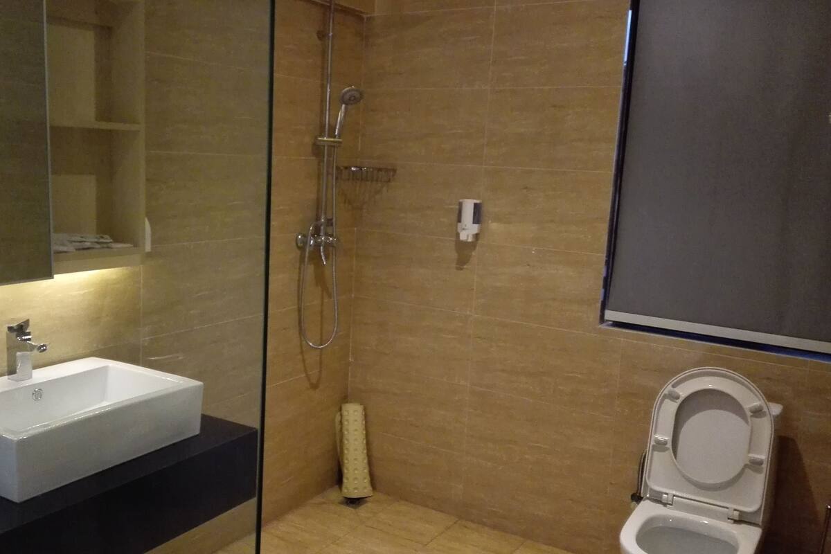 Business Oda | Banyo | Duş, ücretsiz banyo/kozmetik ürünleri, saç kurutma makinesi, terlik