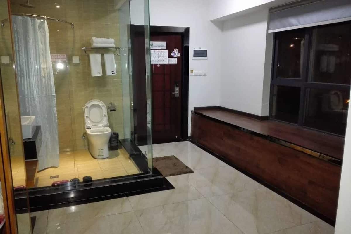 Business Oda | Banyo | Duş, ücretsiz banyo/kozmetik ürünleri, saç kurutma makinesi, terlik