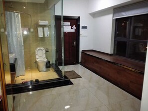 Standard King Room | Bathroom | Shower, free toiletries, hair dryer, slippers - Cotton hotel (Chengdu)