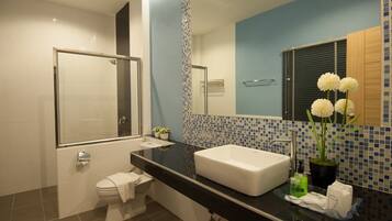 Deluxe King | Bathroom | Shower, free toiletries, hair dryer, slippers