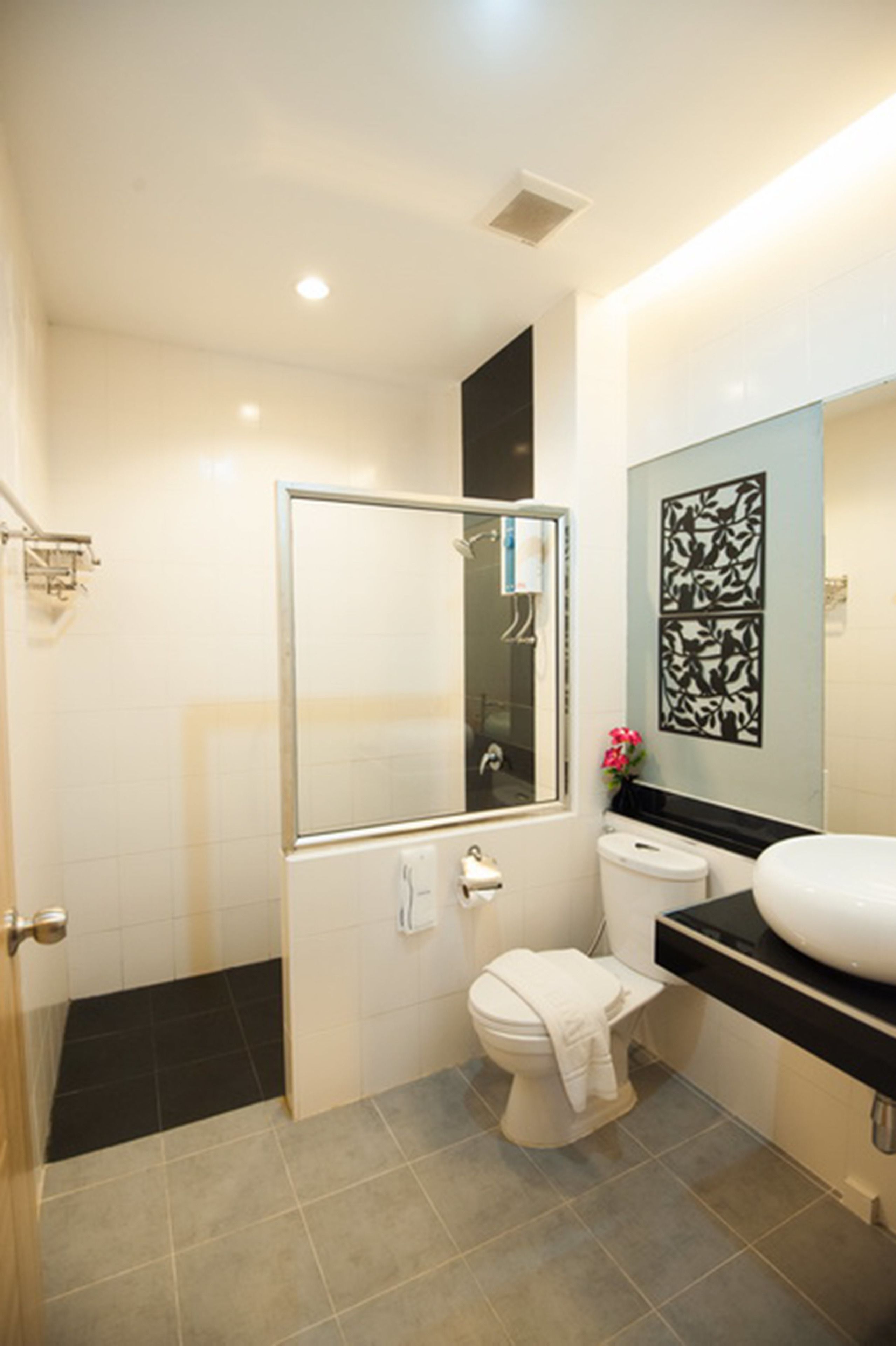 standard twin | bathroom | shower, free toiletries, hair dryer, slippers