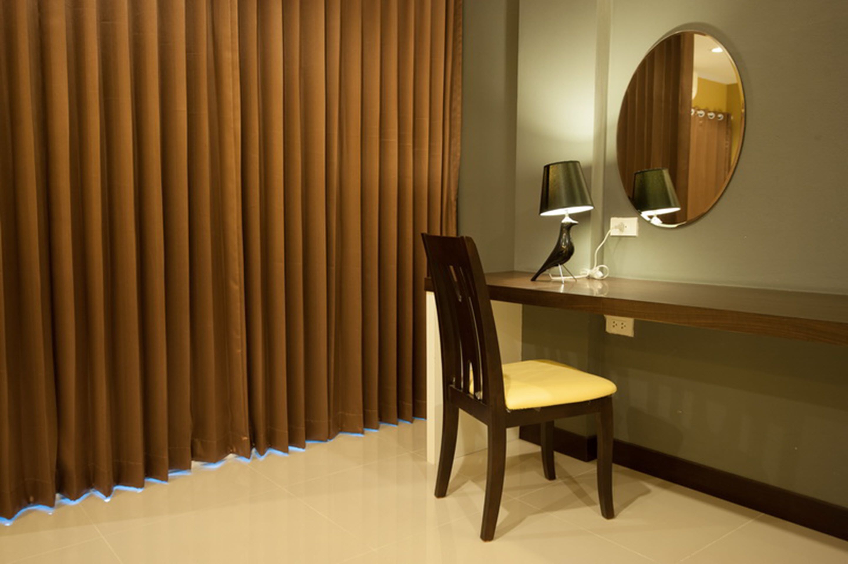 deluxe king | desk, iron/ironing board, free wifi