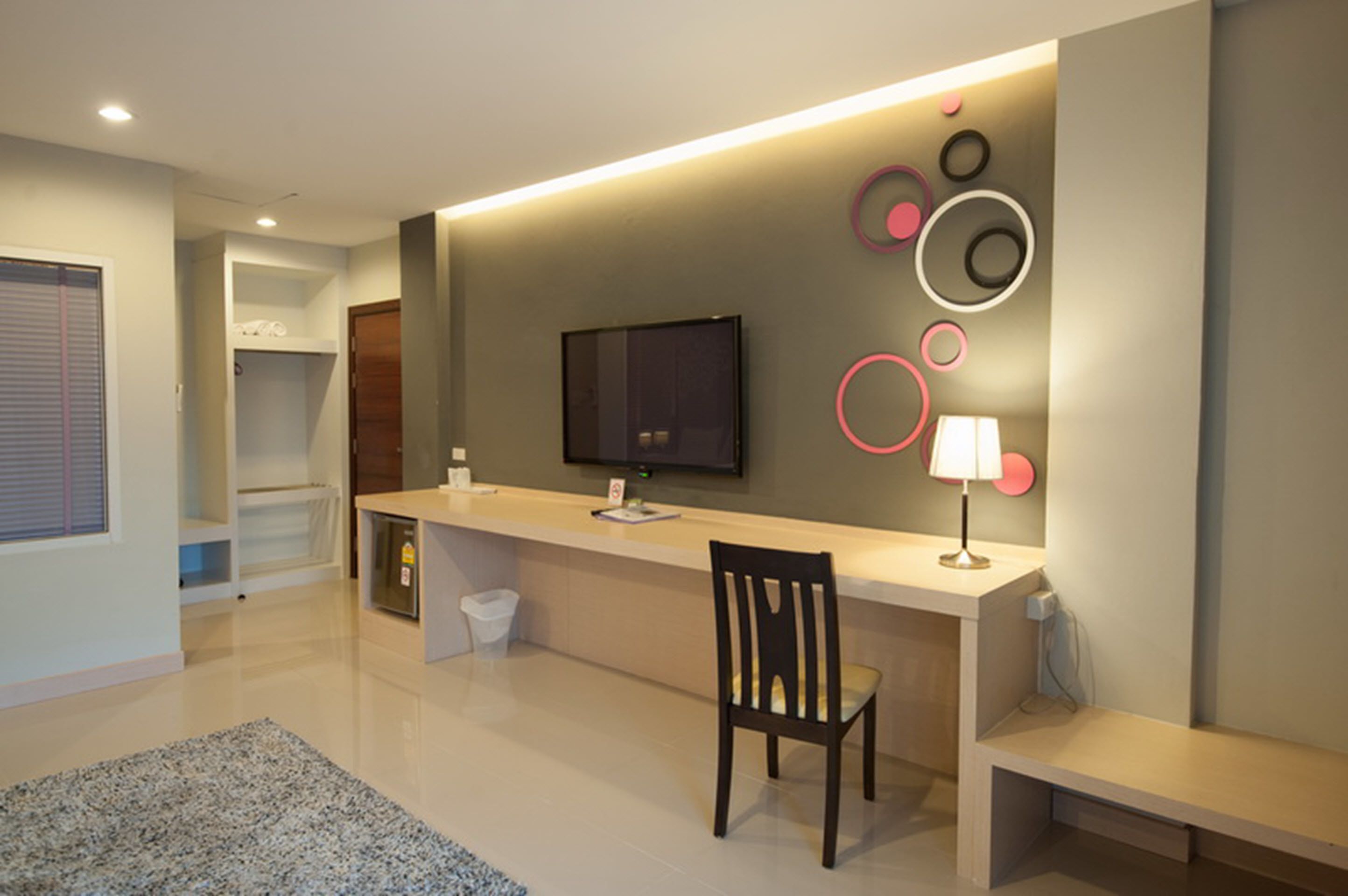 deluxe king | desk, iron/ironing board, free wifi